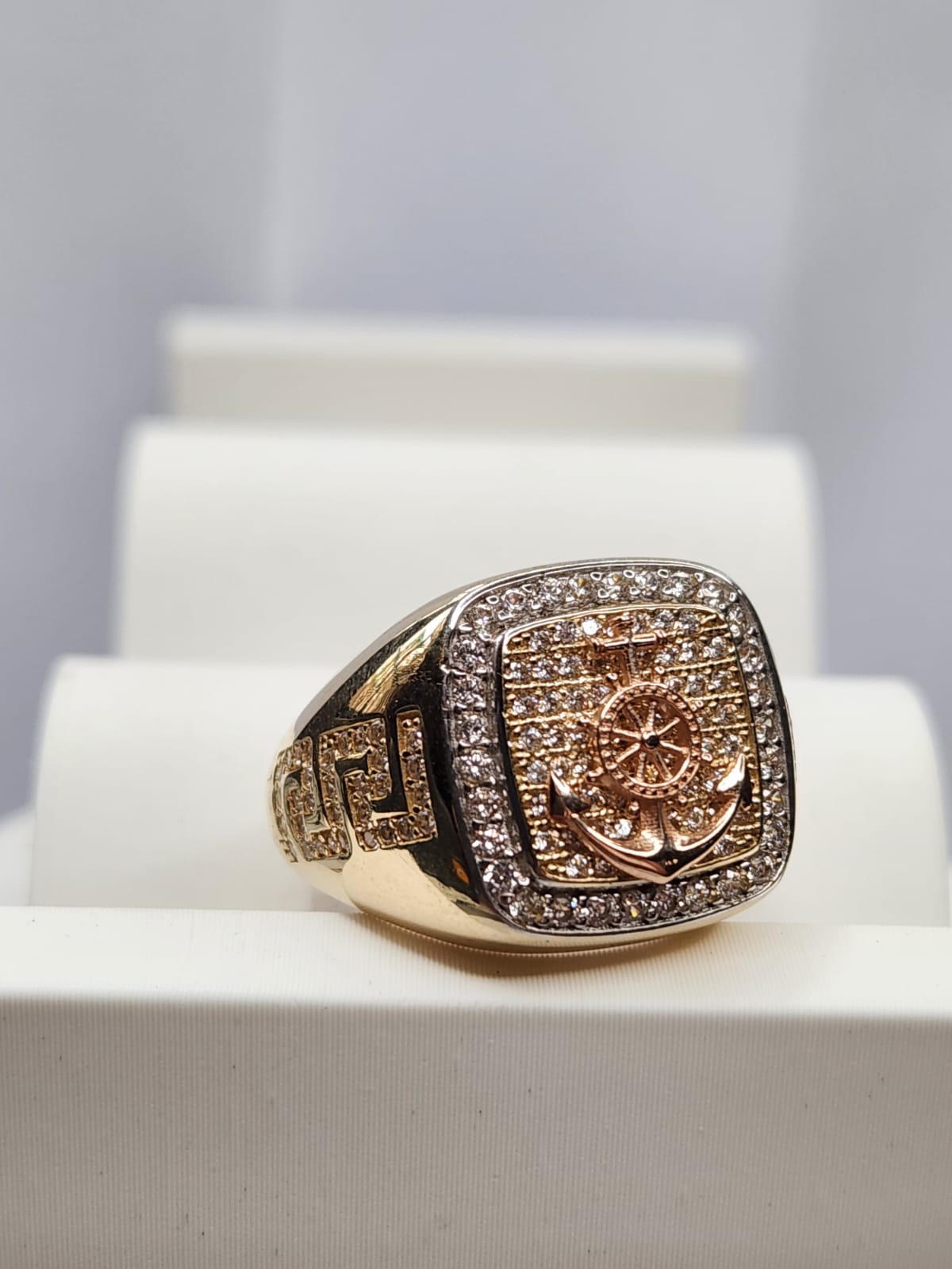 ANILLO DE ORO 10K DE ANCLA CON ZIRCONIA DE 3 OROS